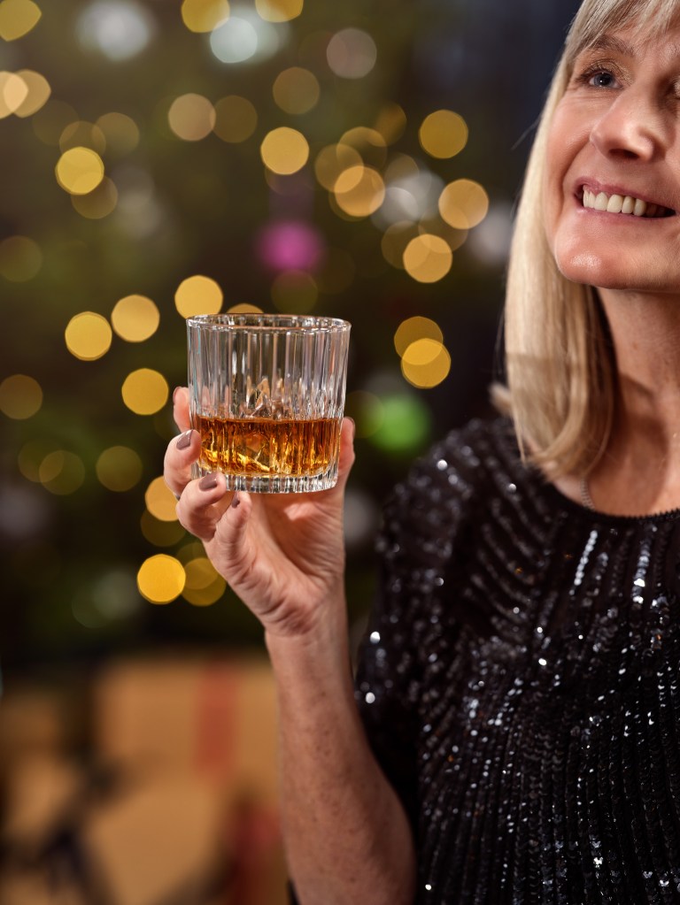 Woman-drinking-whisky